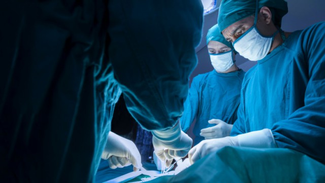 Medicii de la Spitalul de Pediatrie 'Sf. Maria' din Iaşi au replantat piciorul fetei călcate de tren