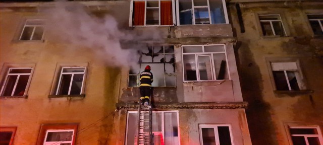 Incendiu într-un bloc din Medgidia. Locatarii au fost evacuați. Video