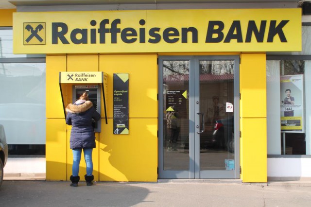 Raiffeisen Bank a dat tonul, adio casierii la bănci!