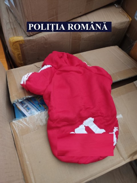Îmbrăcăminte contrafăcută pentru animale, confiscate în Portul Constanţa Sud Agigea