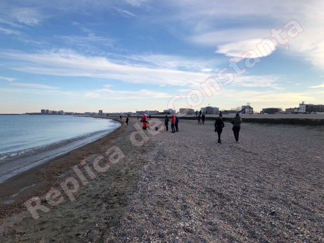 Constănţenii au profitat de vremea frumoasă și au ieșit la plimbare pe plaja din Mamaia! Video