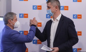 Reuniune de urgență la USR: Dan Barna vrea să forțeze plecarea lui Dacian Cioloș