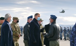 Vasile Dîncu, infectat cu Covid-19, a stat alături de Klaus Iohannis și alți militari de rang înalt
