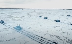 Rusia defilează cu sute de tancuri la granița Ucrainei