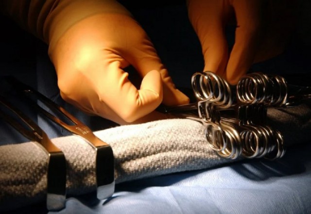 Un medic a uitat o spatulă în abdomenul unei paciente. Obiectul a fost descoperit după patru ani