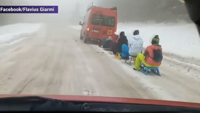 Microbuz filmat în timp ce trăgea 6 sănii cu copii. Video