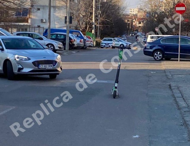 Pericol în Faleză Nord din cauza unei trotinete lăsate în mijlocul străzii!