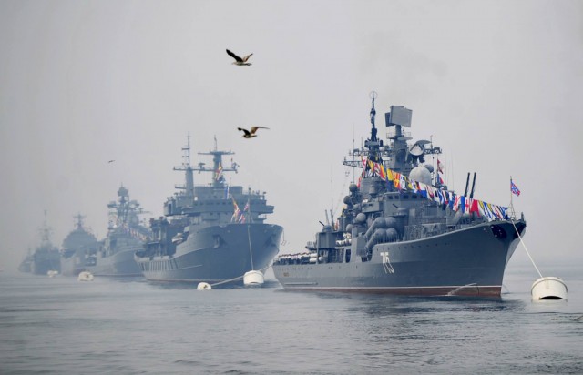 Rusia continuă să intimideze: Trimite 6 nave de război în Marea Neagră