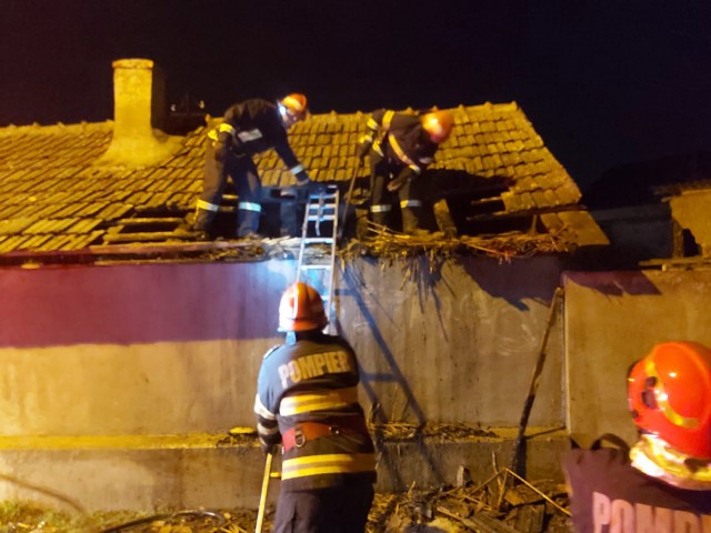 Tragedie în Bihor: Un bebeluș a murit carbonizat, în urma unui incendiu cauzat de o candelă improvizată