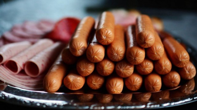 Alertă InfoCons: Ce găsim în crenvurștii din România? Unii au doar 10% carne!