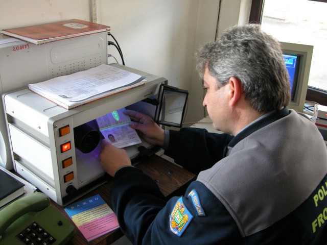 Cetățean turc cu pașaport fals depistat la P.T.F. Negru Vodă