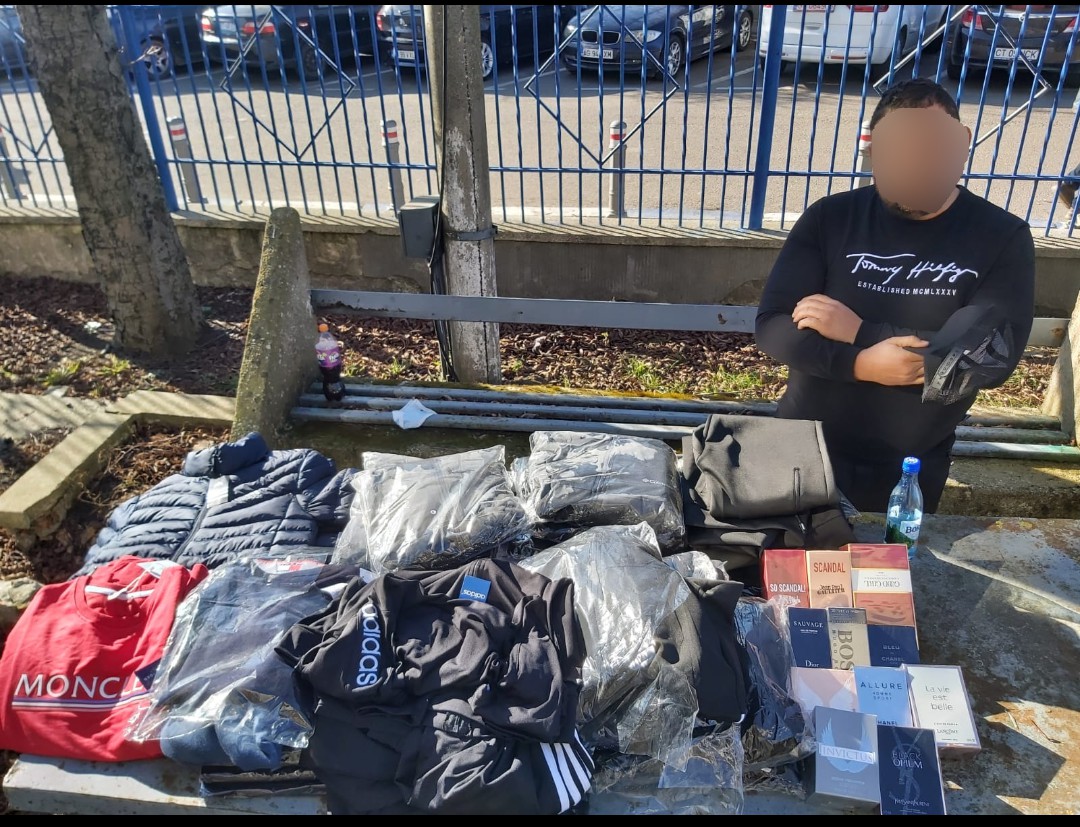 Haine și parfumuri contrafăcute, vândute pe trotuar
