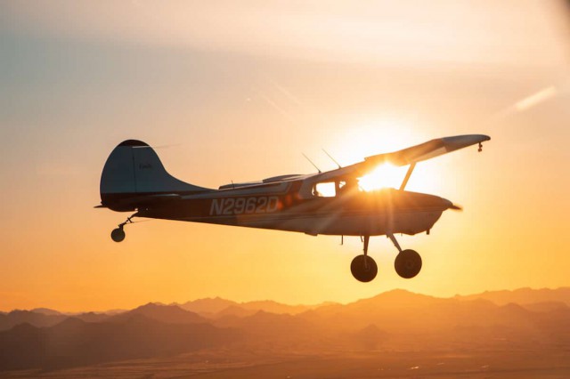 Un avion a aterizat forțat pe un teren agricol din Hunedoara