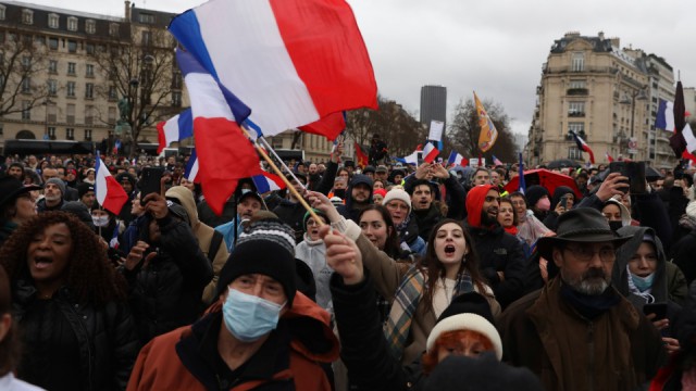 După Ottawa, duminică se anunță blocarea Parisului
