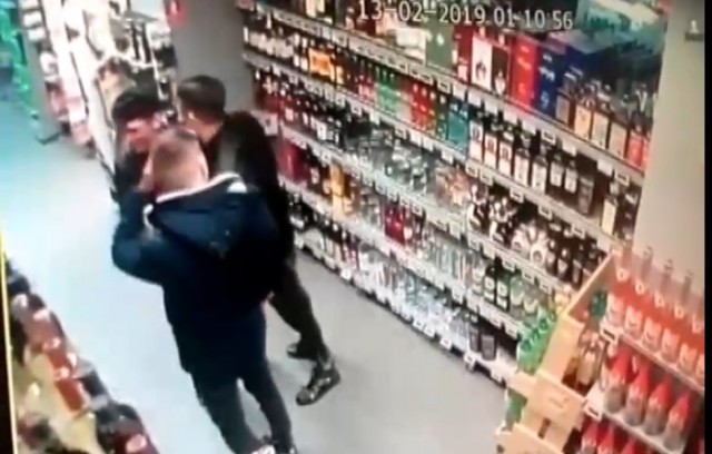Au scăpat cu amendă penală, după ce au furat opt sticle de whisky dintr-un supermarket