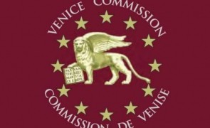 AUR amenință că va aduce Comisia de la Veneția