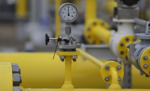 Prețurile de referință ale gazelor naturale în Europa continuă să scadă