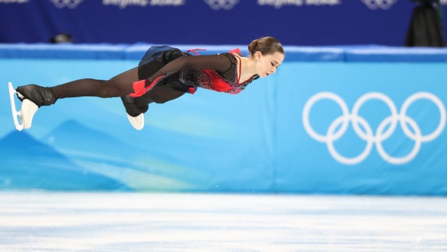 Kamila Valieva, prima patinatoare din lume care reușește o săritură cvadruplă la Jocurile Olimpice