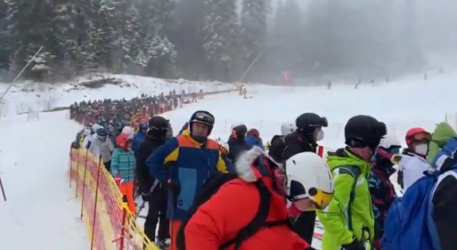 Turiştii din Poiana Braşov, rugaţi să nu mai coboare în bocanci pe pârtie
