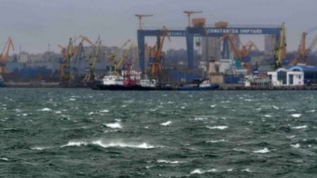Toate porturile de la malul Mării Negre au fost închise, din cauza vântului puternic