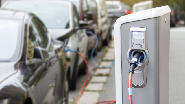 Românii au cumpărat pentru prima dată mai multe mașini noi electrice și hibride decât diesel