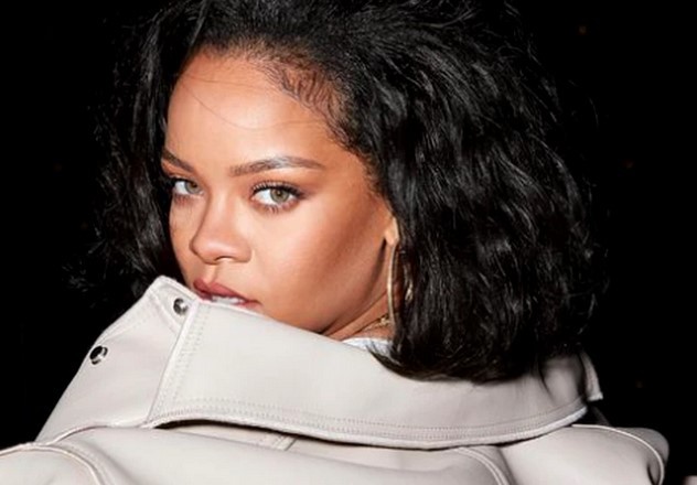 Rihanna, ținute extravagante în timpul sarcinii! Poartă numai haine cu burtica la vedere