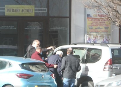 Alexandru Arșinel, cărat pe brațe de colegii de la teatru! Imagini tulburătoare cu actorul