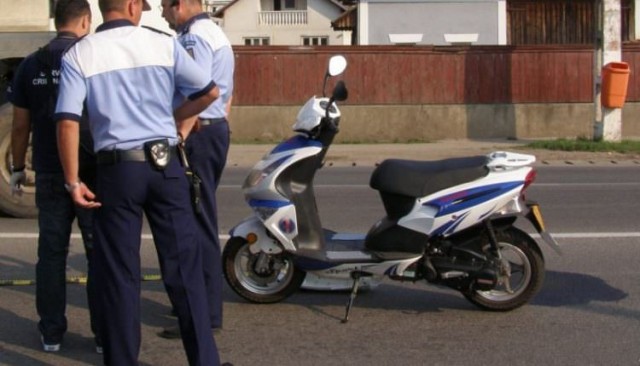 Au plecat să fure o maşină, călare pe scuter!