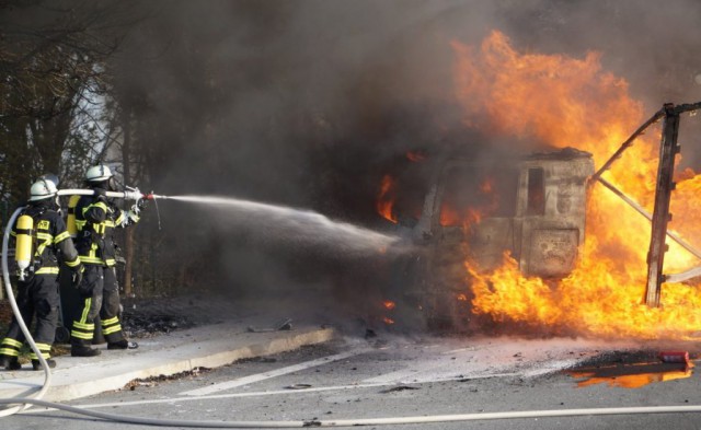 A incendiat un camion plin cu stupi, ca să facă rost de fier vechi