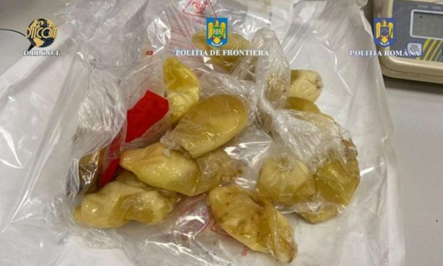 Femeie prinsă la aeroport cu un kilogram de droguri în stomac