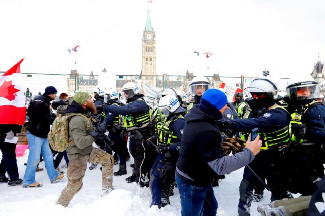 Canada: Poliţia a folosit 'substanţe iritante' împotriva protestatarilor. Video
