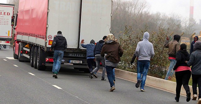 Călăuză pentru migranți ilegali, extrădată în Austria