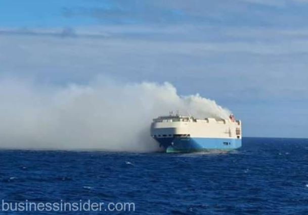 Un cargobot care transporta 4.000 de autoturisme germane a luat foc în Oceanul Atlantic