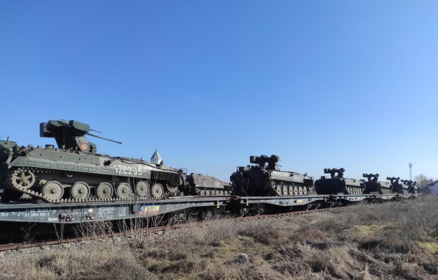 Mașini ale infanteriei, transportate pe calea ferată din garnizoana Medgidia la București