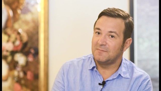 Daniel Buzdugan, vrăjit de o blondă, în plină stradă. Prezentatorul radio nu şi-a luat privirea de la ea