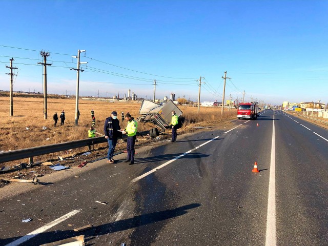 Accident rutier între un tir și o autoutilitară, pe DN 2