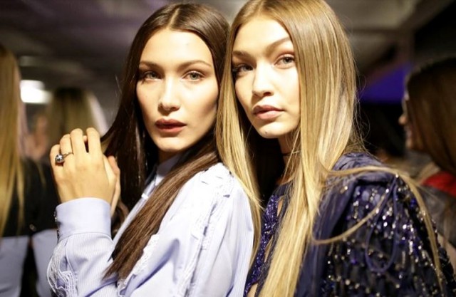 Surorile Gigi și Bella Hadid, goale pentru Versace!