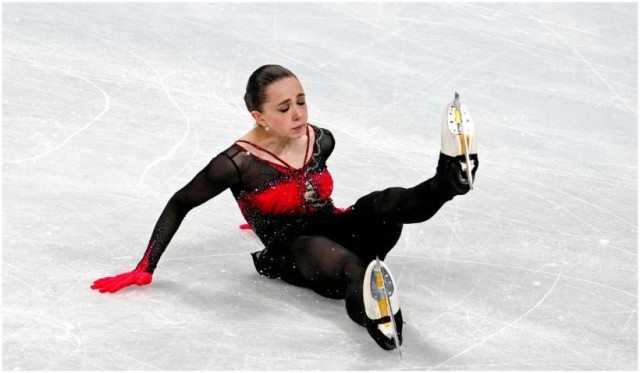 Kamila Valieva a ratat podiumul olimpic după ce a căzut de două ori și a plâns în hohote