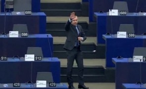 Un europarlamentar e acuzat de simpatii naziste, după ce a ridicat mâna în Parlamentul European