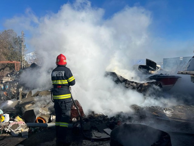 Trei autoturisme și două ambarcațiuni au ars, în Tulcea. Video