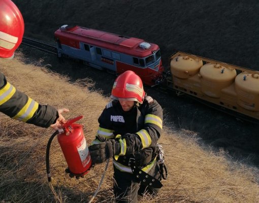 O locomotivă a luat foc, în zona podului Cataloi. Video