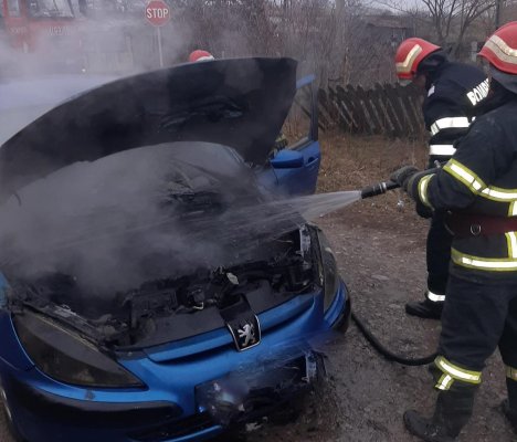 Autoturism în flăcări, în orașul Babadag