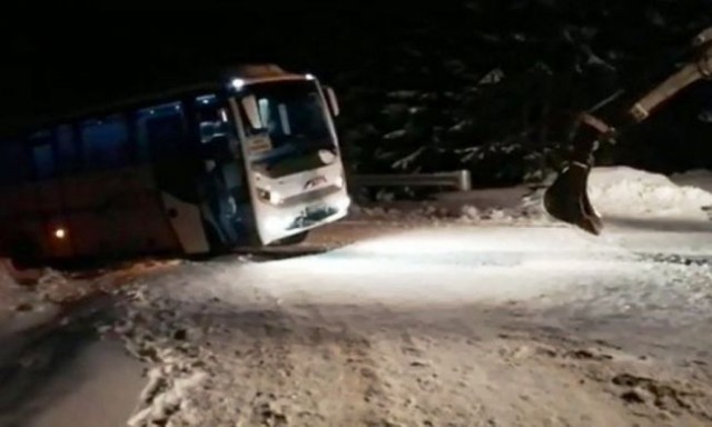 Accident rutier la intrare în localitatea Siminoc. Un autocar a derapat