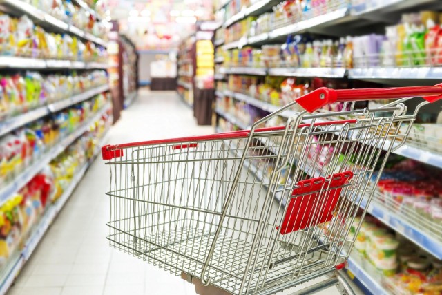 Efectul inflației: Românii cumpără la fel de mult, dar aleg produse mai ieftine
