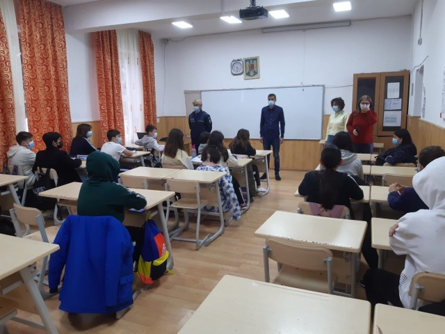 Acțiune a polițiștilor privind apelurile false la 112
