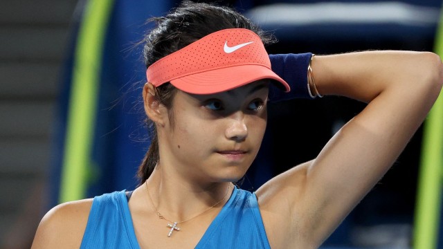 Tenis: Emma Răducanu a debutat cu dreptul la Stuttgart; Iga Swiatek s-a calificat în sferturi