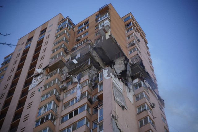 Imagini șocante: Momentul în care o rachetă lovește o clădire rezidențială în Kiev. Video