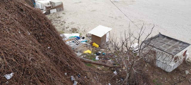 Plajele din Mamaia şi Năvodari sunt pregătite de sezonul estival, cu gunoaie! Video