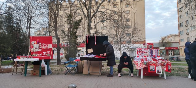 Au răsărit tarabele cu mărțișoare