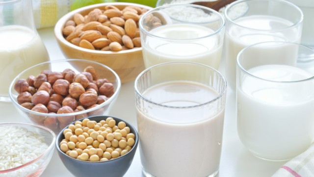 Sunt înlocuitorii vegetali ai laptelui periculoși pentru sănătate?